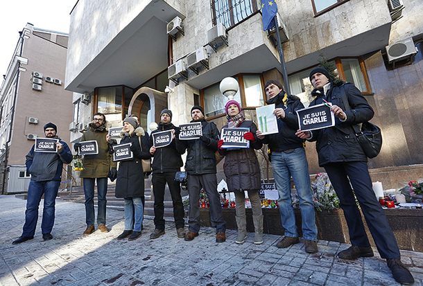 Journalistes devant l'Ambassade de France / Charlie