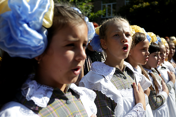 Girls sing the national anthem of Ukraine.