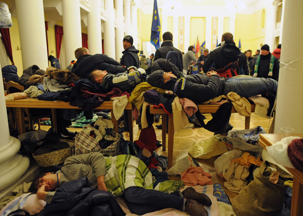 Manifestants dans la mairie de Kiev
