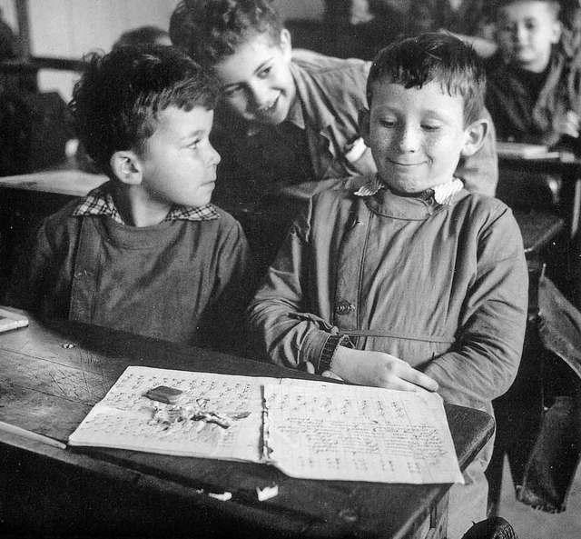Enfants dans une classe  vue par Doisneau
